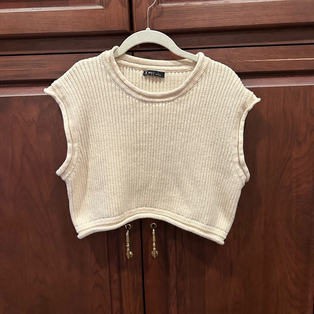 Cropped sleeveless sweater sz L